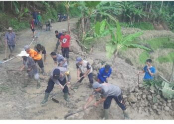 Sawah Udin Longsor Hingga Menutupi Akses Jalan