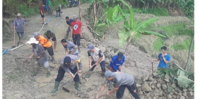 Sawah Udin Longsor Hingga Menutupi Akses Jalan