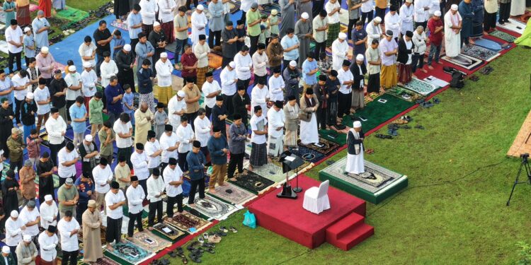 Pj. Bupati Bogor Shalat Ied di Lapangan Tegar Beriman, Ini Pesannya