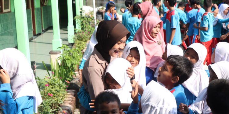 Brigadir Yuvina, Polwan Cantik Piawai Berbahasa Isyarat