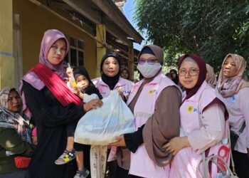Sambut HAN, YBM PLN UP3 Gunung Putri Beri Tambahan Makanan Bergizi Warga Ciherang Peuntas