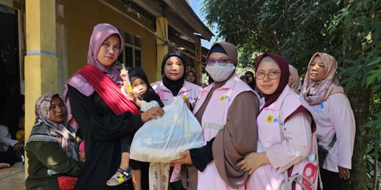 Sambut HAN, YBM PLN UP3 Gunung Putri Beri Tambahan Makanan Bergizi Warga Ciherang Peuntas