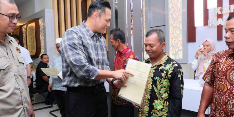 Menteri AHY Kembali Serahkan Sertifikat Elektronik, Kali Ini di Kalbar Kubu Raya