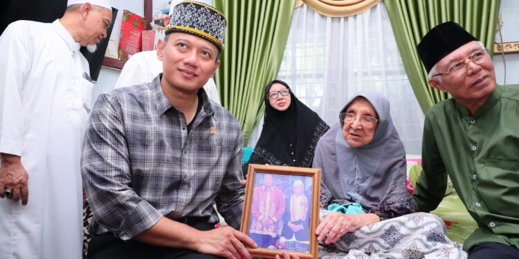 Menteri AHY Serahkan 3 Sertipikat ke Keluarga Hubabah Syarifah Annisa