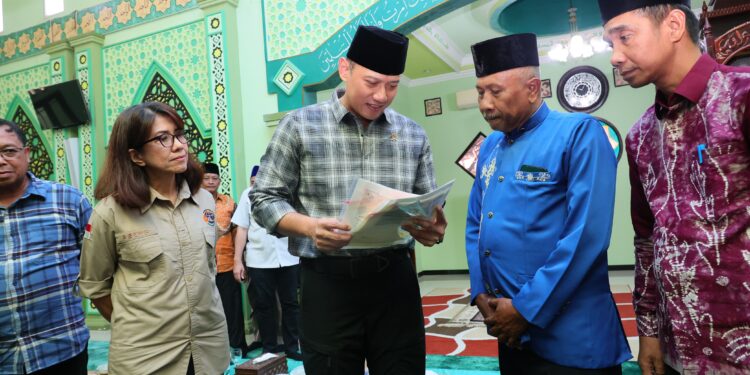 Menteri AHY Serahkan Sertipikat Tanah Wakaf di Pontianak Gratissss