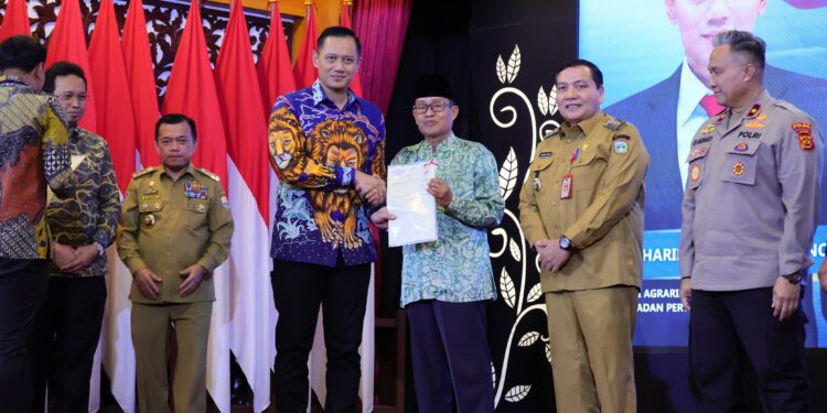 Serahkan Sertipikat Tanah Elektronik di Jambi, Menteri AHY: Persempit Ruang bagi para Pelaku Kejahatan Pertanahan