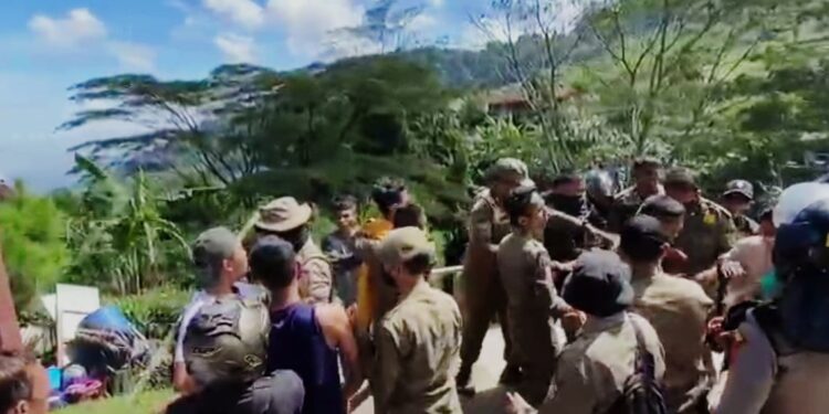 Bentrok Dengan PKL, Petugas PUPR di Sundul Pedagang