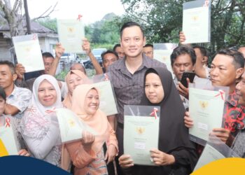 Turun ke Desa Petuk Katimpun Menteri AHY Serahkan 12 Sertipikat