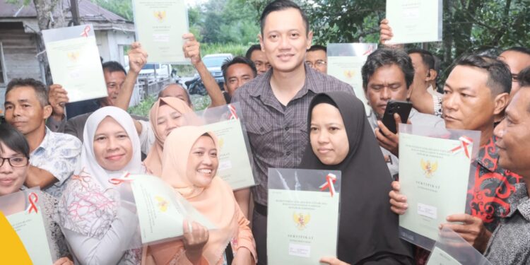 Turun ke Desa Petuk Katimpun Menteri AHY Serahkan 12 Sertipikat
