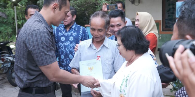 Terima Sertipikat, Warga Petuk Katimpun: Terimaksih Menteri AHY