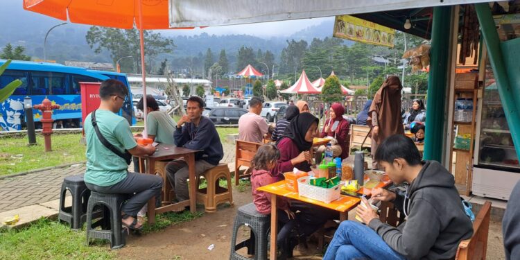 Pasca Penggusuran PKL, Pengunjung Ramai di Rest Area Gunung Mas Puncak