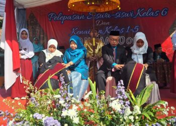 Isak Tangis Hiasi Pelepasan Siswa SDN 01 Nambo, Ini Kata H.Mudin