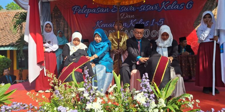 Isak Tangis Hiasi Pelepasan Siswa SDN 01 Nambo, Ini Kata H.Mudin