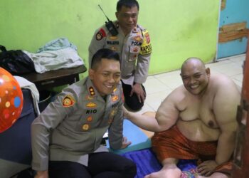 Kapolres Bogor Beri Bantuan Medis Kepada Penderita Obesitas di Cibinong
