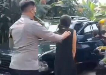 Pura-pura ke Sawah, Suami Gerebek Isteri Yang Sedang “Asik” Dengan Kurir Paket