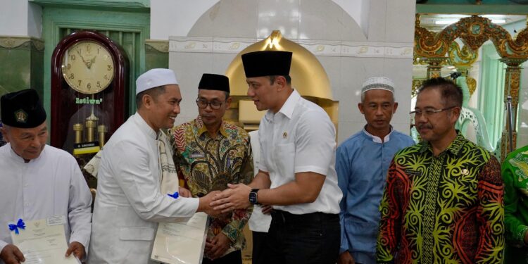 Menteri AHY Serahkan 4 Sertifikat Tanah Wakaf Elektronik di Gresik