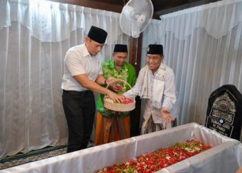 Ziarah ke Makam Sunan Giri, Menteri AHY Sebut Sertifikat Tanah Wakaf Harus di Prioritaskan