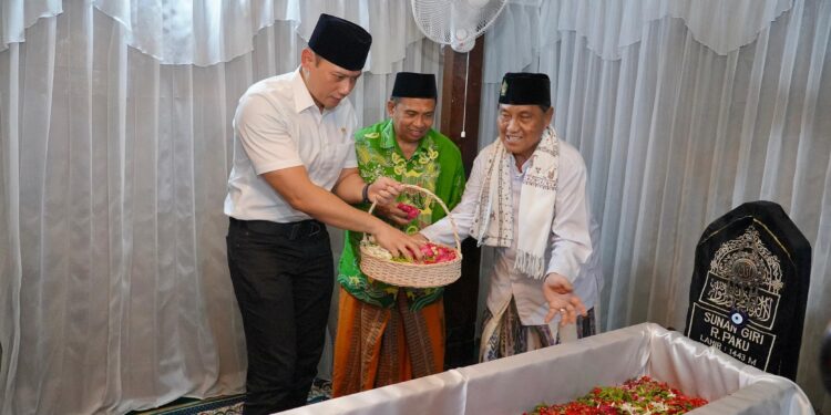 Ziarah ke Makam Sunan Giri, Menteri AHY Sebut Sertifikat Tanah Wakaf Harus di Prioritaskan