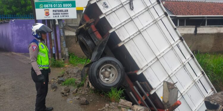 Human Error, Mobil Truk Colt Diesel “Nyungsep” di Kali Cibeureum