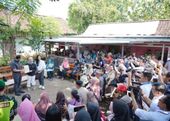 Antarkan Sertifikat PTSL, Menteri AHY “door to door” ke Rumah Warga di Wonorejo