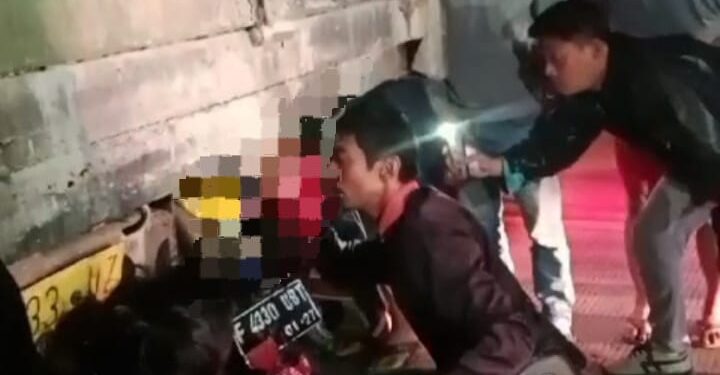 Tragiss, Tabrak Truk Pemotor Nyangkut di Belakang Truk