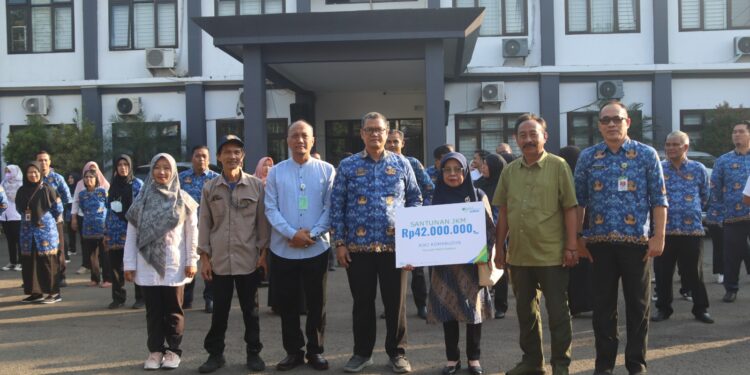 Distanhorbun Serahkan Klaim Asuransi pada Keluarga Penyuluh Pertanian KTNA