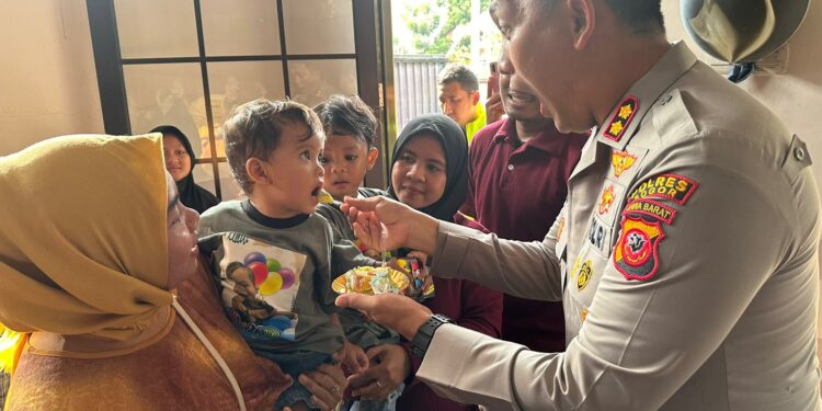 Jadi Ayah Asuh Bayi Tertukar, AKBP Rio Hadir di Acara Ulang Tahun