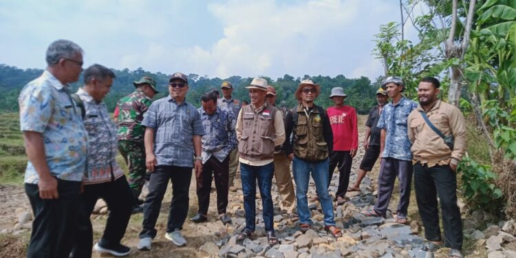Tinjau Jalan Usaha Tani, Achmad Fathoni : Ini Bagian Komitmen Saya Bantu Petani