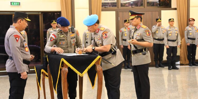 Kapolri Pimpin Upacara Kenaikan Pangkat dan Sertijab PATI Polri dari Kadiv Propam dan Sejumlah Kapolda