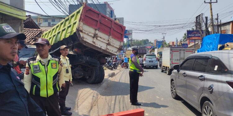 Rem Blong, Truk Bermuatan Limstone Tabrak Pick Up
