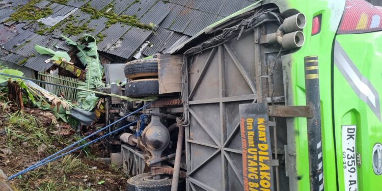 Bus Terguling, 9 Orang Luka Parah