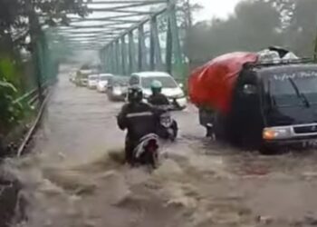 Jembatan Cikuda Langganan Banjir, Irwan: Nunggu Ambruk Baru Dibenerin