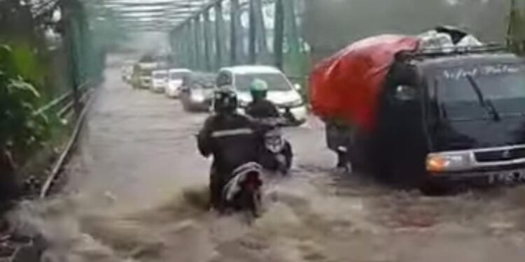 Jembatan Cikuda Langganan Banjir, Irwan: Nunggu Ambruk Baru Dibenerin