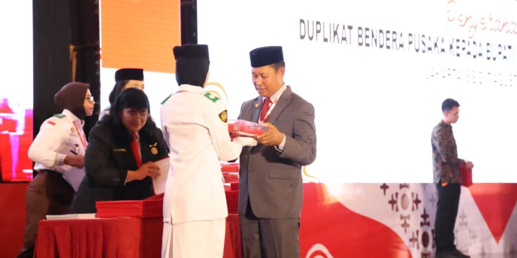 Sestama BPIP Berikan Duplikat Bendera Pusaka kepada 205 Kepala Daerah