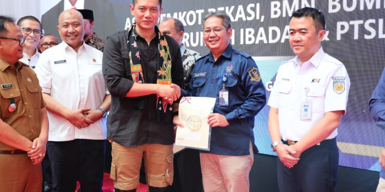Serahkan Sertipikat Tanah Elektronik di Kota Bekasi, Menteri AHY Apresiasi Kolaborasi Kantor Pertanahan dengan Pemerintah Kota