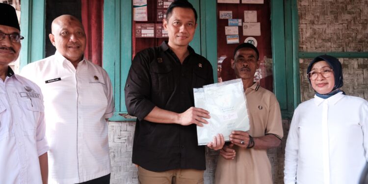 Setelah 16 Tahun Buruh Harian Lepas  Akhirnya Punya Sertifikat Rumah
