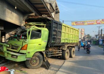 Rem Blong, Truk Muatan Pasir Silika Tabrak Ruko