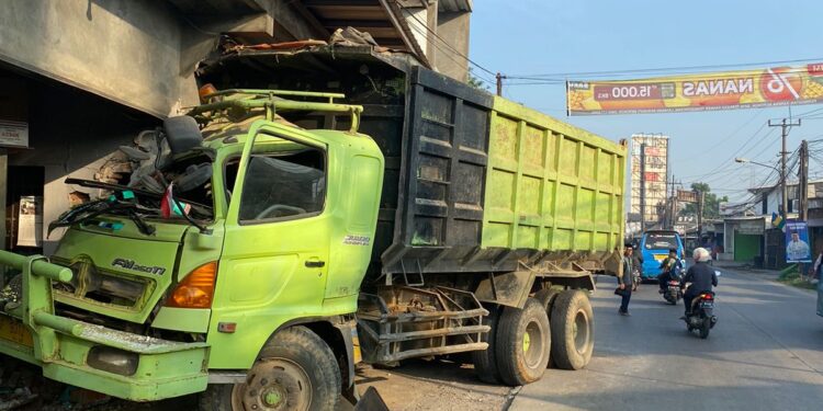Rem Blong, Truk Muatan Pasir Silika Tabrak Ruko