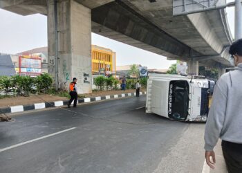 Ngantuk, Mobil Tabrak Separator dan Terguling