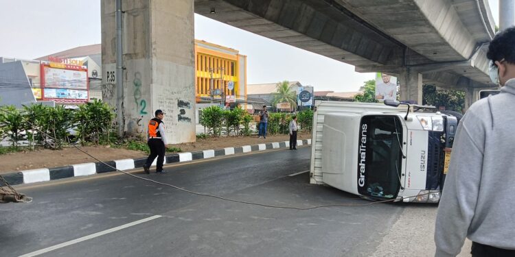 Ngantuk, Mobil Tabrak Separator dan Terguling