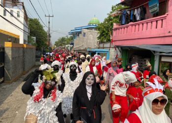 Pecahh !!! Ratusan Peserta Ikuti Karnaval Kostum di Kadus V Tlajung Udik