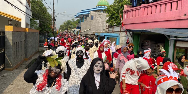 Pecahh !!! Ratusan Peserta Ikuti Karnaval Kostum di Kadus V Tlajung Udik