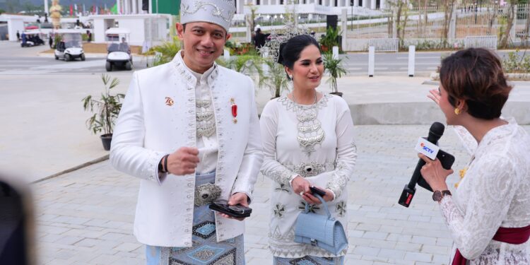 Menteri AHY Kenakan Baamar Galung Pancar Matahari dari Kalimantan Tengah pada Upacara Peringatan HUT ke-79 Kemerdekaan RI