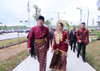 Hadiri Upacara Penurunan Bendera, Menteri AHY Gunakan Baju Adat Sulawesi Selatan