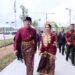 Hadiri Upacara Penurunan Bendera, Menteri AHY Gunakan Baju Adat Sulawesi Selatan