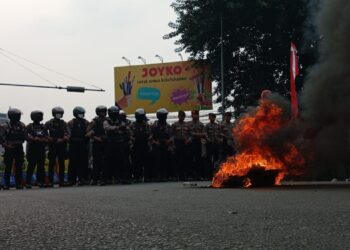 Kisruh Revisi UU No-60 Tahun 2024, Mahasiswa UNPAK Gelar Aksi Bakar Ban
