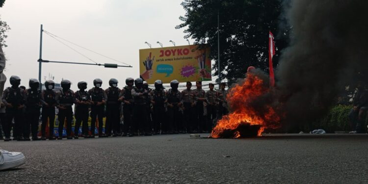 Kisruh Revisi UU No-60 Tahun 2024, Mahasiswa UNPAK Gelar Aksi Bakar Ban