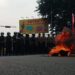 Kisruh Revisi UU No-60 Tahun 2024, Mahasiswa UNPAK Gelar Aksi Bakar Ban