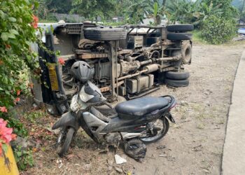 Banting Stir, Truk Muatan Pasir Terguling di Jalan Raya Narogong