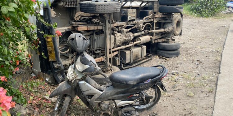 Banting Stir, Truk Muatan Pasir Terguling di Jalan Raya Narogong